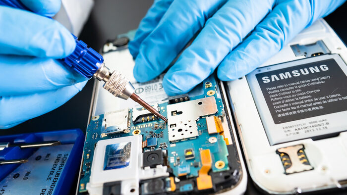 expert working on samsung repairing