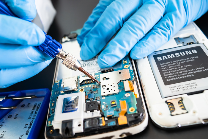 expert working on samsung repairing